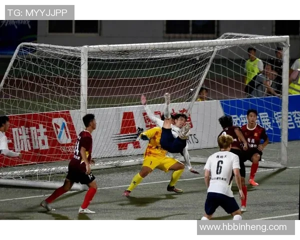 沙滩上的足球梦想:球星与自拍镜头中的运动激情与活力 沙滩上的足球梦想:球星与自拍镜头中的运动激情与活力